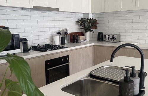 Healesville Apartment | Tarra #2, modern 2-bedroom apartment, walk to Four Pillars & Main Street shops.