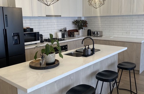 Healesville Apartment | Tarra #2, modern 2-bedroom apartment, walk to Four Pillars & Main Street shops.