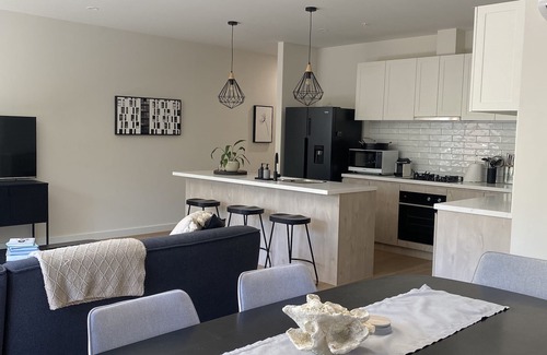 Healesville Apartment | Tarra #2, modern 2-bedroom apartment, walk to Four Pillars & Main Street shops.