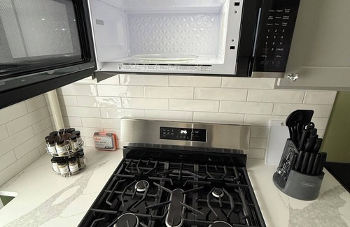 Industry Apartment | Taste of Honey - 10 Mins To NYC - Brand New