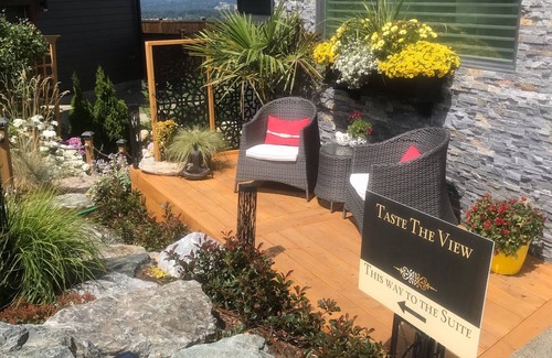 North Cowichan House | Taste The View: A dream view of the mountains and lake