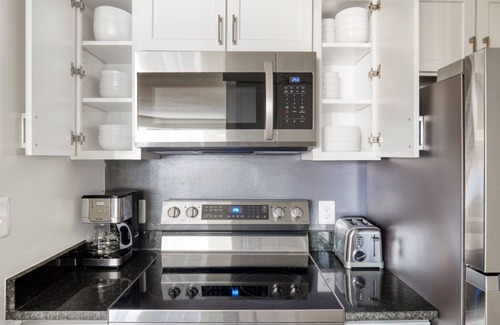 Bluemont Apartment | Tasteful Ballston 2BR w/W/D, Gym & Pool, near Metro, by Blueground