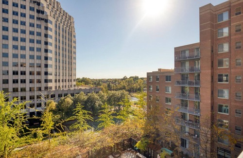 Bluemont Apartment | Tasteful Ballston 2BR w/W/D, Gym & Pool, near Metro, by Blueground