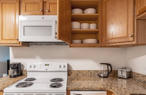 St. Elizabeth's Apartment | Tasteful Brighton 1BR nr Sutherland Rd Green Line, by Blueground