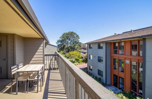 Foster City Apartment | Tasteful Foster City 2BR w/Gym, Pool, W/D, near highways, by Blueground