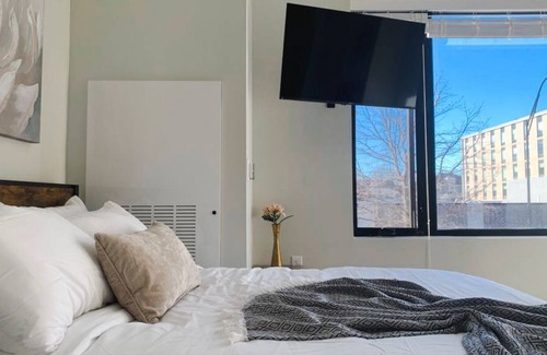 Des Moines Apartment | Tasteful Studio and Gym - Des Moines