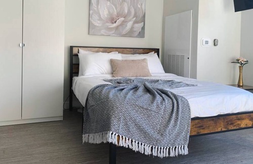 Des Moines Apartment | Tasteful Studio and Gym - Des Moines