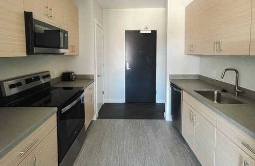 Des Moines Apartment | Tasteful Studio and Gym - Des Moines