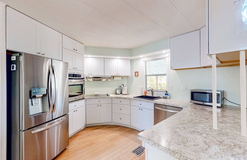 Geiger Key House | Tasteful waterfront mobile home with central AC, W/D, & dog-friendly