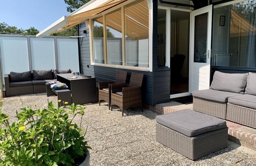 Sint Maartensvlotbrug House | Tastefully furnished, detached 4-person bungalow on a generous plot on the popular Eureka bungalow park near the beach, sea, dunes and woods. Free WiFi, washing machine.