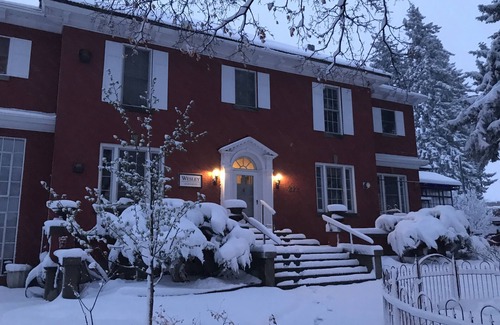 Hamilton Apartment | Tastefully Furnished Downtown Apartment In The Historic Wesley Building.