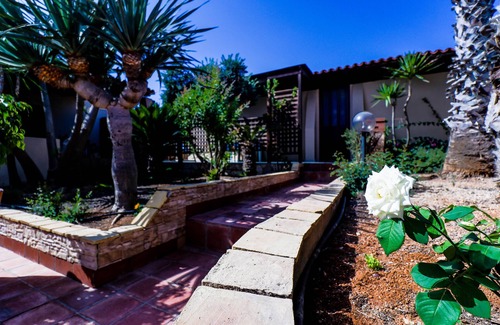 Lampedusa House | Tastefully furnished house with garden and a few steps from the sea.