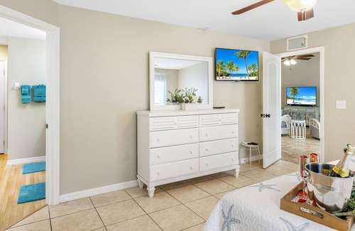 Jacarandas House | Tastefully remodeled electric-heated salt water pool home w/spa - Villa Charlotte