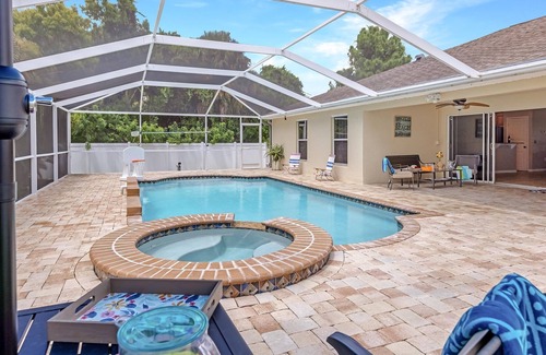 Jacarandas House | Tastefully remodeled electric-heated salt water pool home w/spa - Villa Charlotte