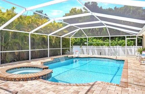 Jacarandas House | Tastefully remodeled electric-heated salt water pool home w/spa - Villa Charlotte