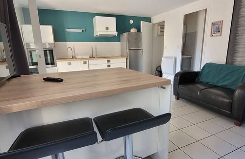 Surzur Apartment | Tastefully renovated studio near the sea