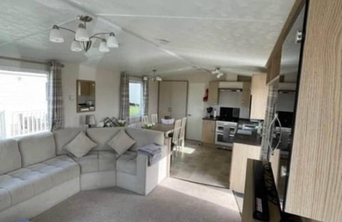 Dogdyke Cabin | Tattershall Lakes Luxury Hot Tub Retreat