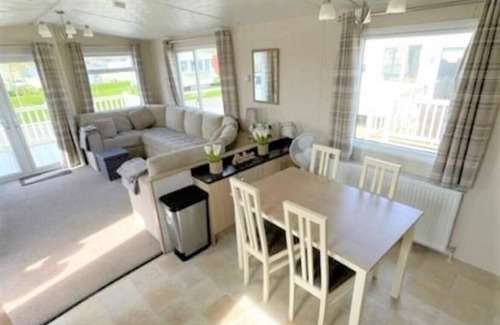Dogdyke Cabin | Tattershall Lakes Luxury Hot Tub Retreat