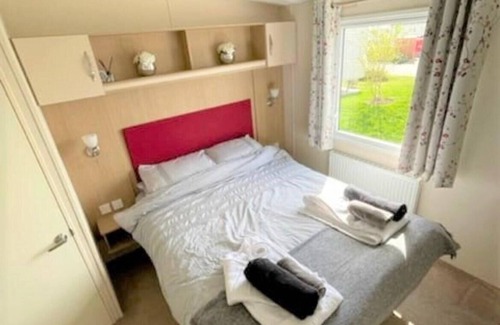 Dogdyke Cabin | Tattershall Lakes Luxury Hot Tub Retreat
