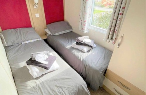 Dogdyke Cabin | Tattershall Lakes Luxury Hot Tub Retreat