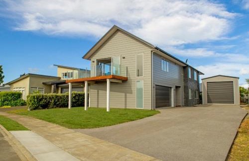 Whitianga House | Tattletails Rest - Whitianga Holiday House