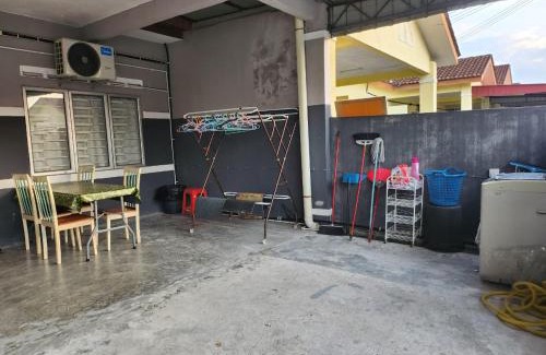 Kampung Rawa House | Taufiq 34 KLIA Sepang with 3 Airconds & Free Wi-Fi