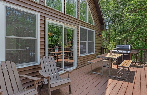 Pocono Lake House | Tavern at the Woods by AvantStay | Lakefront Views, Hot Tub, Firepit, Game Room