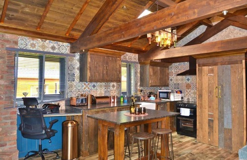 Morpeth Cottage | Tawitawoo Lodge with Hot Tub