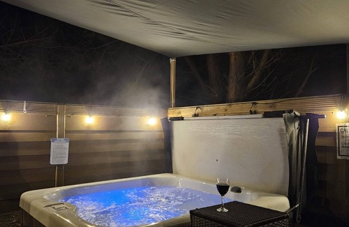 Morpeth Cottage | Tawitawoo Lodge with Hot Tub