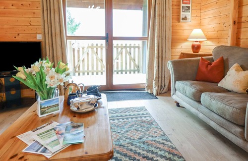Lincoln Cottage | TAWNY LODGE, pet friendly, with a garden in Bardney