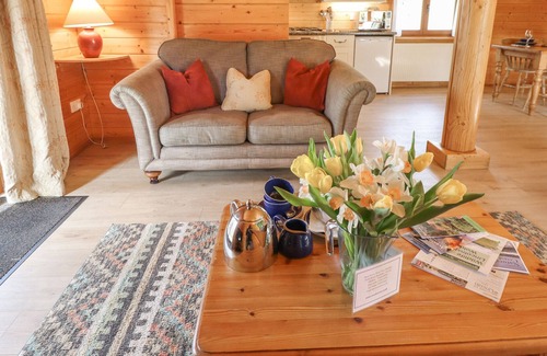 Lincoln Cottage | TAWNY LODGE, pet friendly, with a garden in Bardney