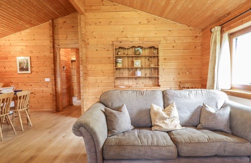 Lincoln Cottage | TAWNY LODGE, pet friendly, with a garden in Bardney