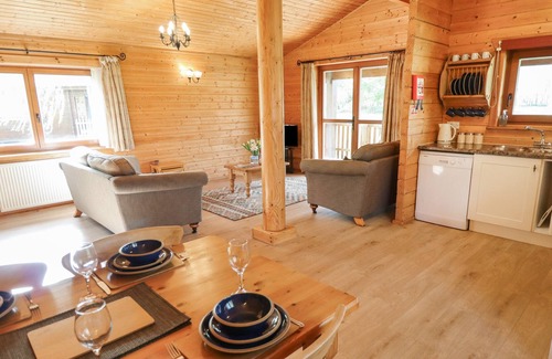 Lincoln Cottage | TAWNY LODGE, pet friendly, with a garden in Bardney