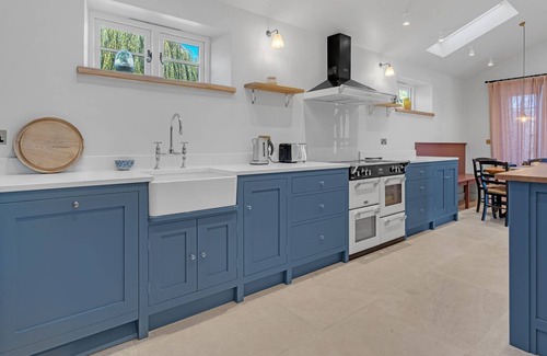 Alvescot Cottage | Taylor's Cottage - sleeps 6 guests in 3 bedrooms