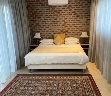 Lynnwood Ridge House | TCS on Lynnwood Guesthouse