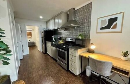 Fort Worth Apartment | TCU Charmer-King Bed! Walk to TCU/Mins to Hotspots
