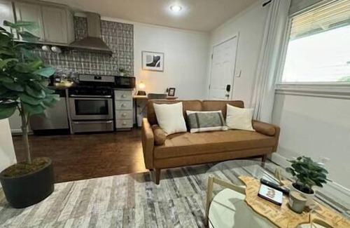 Fort Worth Apartment | TCU Charmer-King Bed! Walk to TCU/Mins to Hotspots