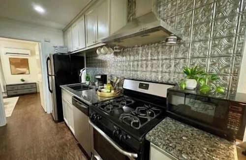 Fort Worth Apartment | TCU Charmer-King Bed! Walk to TCU/Mins to Hotspots