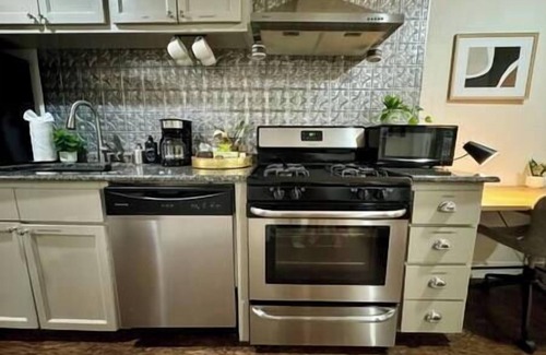 Fort Worth Apartment | TCU Charmer-King Bed! Walk to TCU/Mins to Hotspots