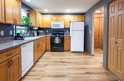 Albany House | Teak: a Family Home. 5 TVs, backyard, pet friendly