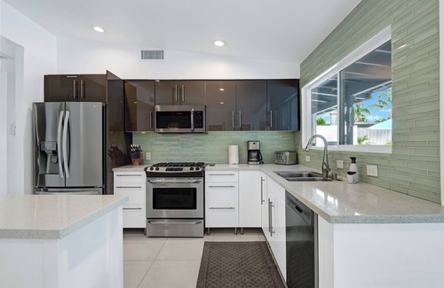 Sunrise Vista Chino House | Teal and Tangerine Retreat, Movie Colony East, Hot Tub, Pool, Dog Ok