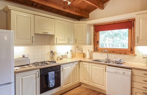 Lincoln Cabin | TEAL LODGE, pet friendly, with a garden in Bardney