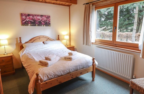 Lincoln Cabin | TEAL LODGE, pet friendly, with a garden in Bardney