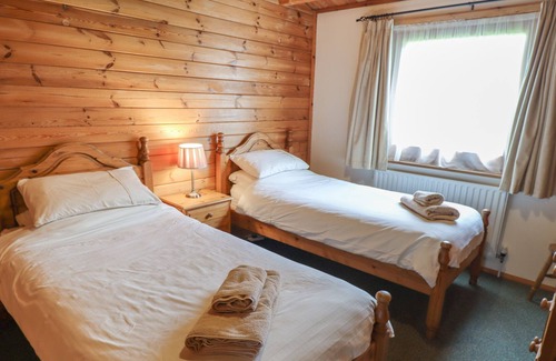 Lincoln Cabin | TEAL LODGE, pet friendly, with a garden in Bardney