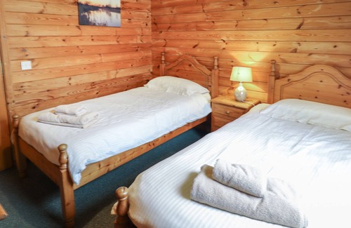 Lincoln Cabin | TEAL LODGE, pet friendly, with a garden in Bardney