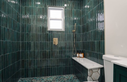 Elizabeth Apartment | Teal Lux: New 2-bedroom apartment in downtown Elizabeth with AC, WiFi