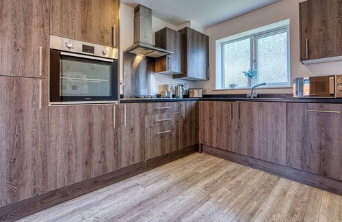 Yardley House | Team Accommodation Birmingham Guesthouse w. Parking WIFI & Netflix