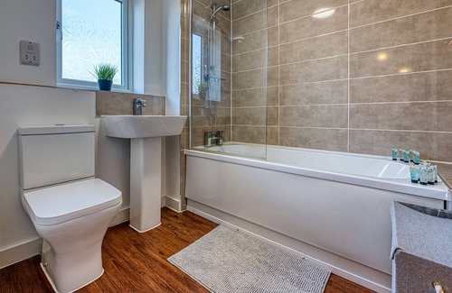 Yardley House | Team Accommodation Birmingham Guesthouse w. Parking WIFI & Netflix