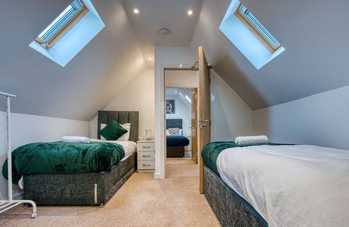 Yardley House | Team Accommodation Birmingham Guesthouse w. Parking WIFI & Netflix