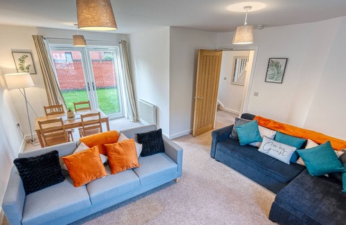 Yardley House | Team Accommodation Birmingham Guesthouse w. Parking WIFI & Netflix